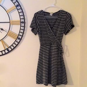 Medium black/white striped by caution to the wind